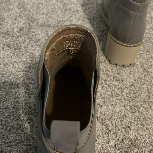 Dolce Vita gray lug sole boots - Picture 3 of 5